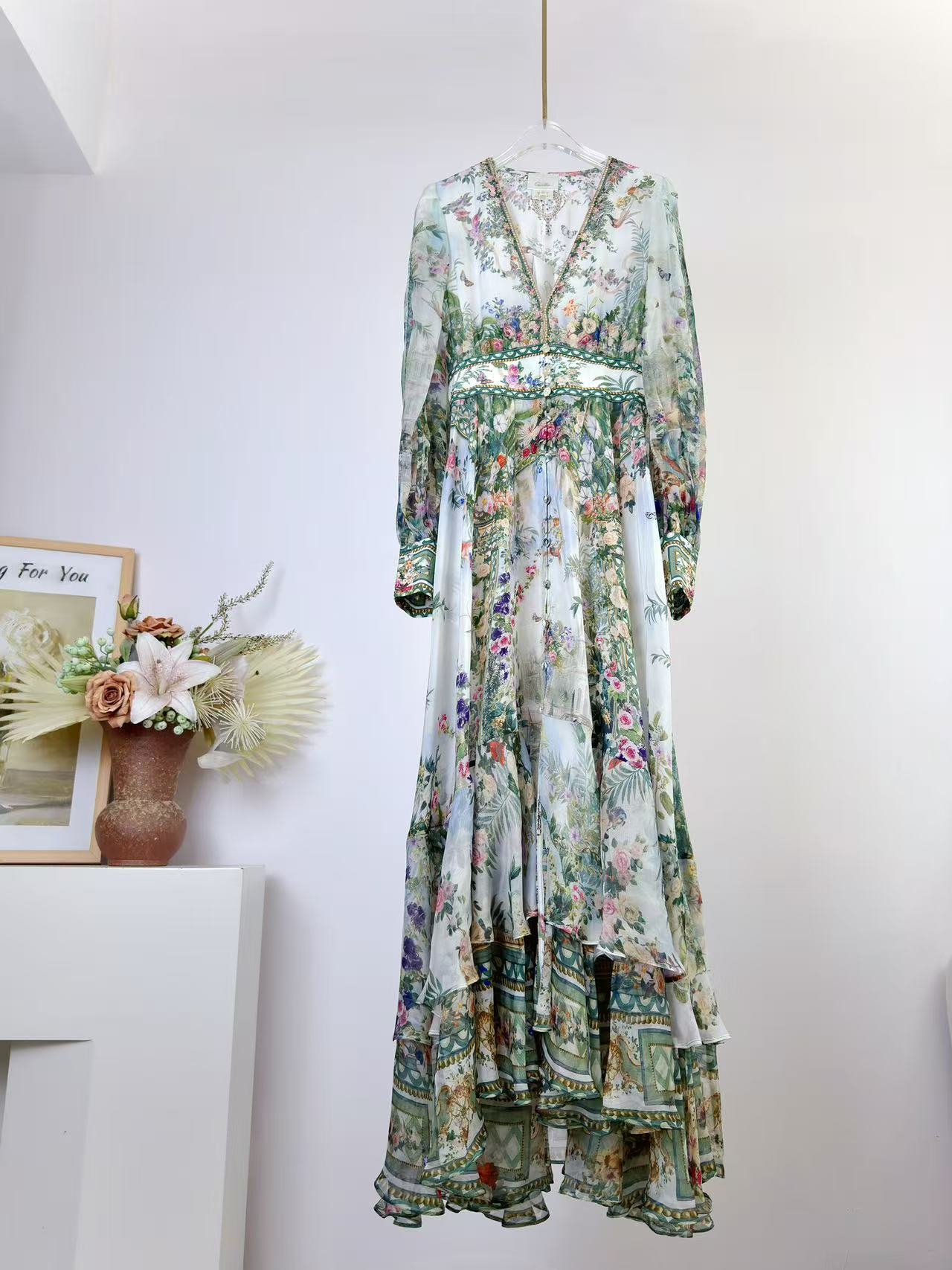 V Vintage Fashion - ชุดเดรสยาวลายดอกไม้สไตล์วินเทจสุดหรู เหมาะสำหรับฤดูใบไม้ผลิและฤดูร้อน ดีไซน์คอวี ประดับเพชร เอวสูง แขนทรงโคมไฟ