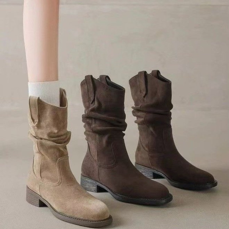 Vintage And Modern Fashion - รองเท้าบูทสไตล์ตะวันตกสำหรับผู้หญิง ทรงหลวม ความยาวระดับกลางน่อง หัวรองเท้าทรงสี่เหลี่ยม ส้นเตี้ยแบบบล็อก ส่วนบนทำจากหนังกลับเนื้อนุ่ม